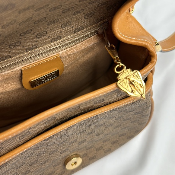 GUCCI Leather Crossbody ~EUC - Picture 10 of 17
